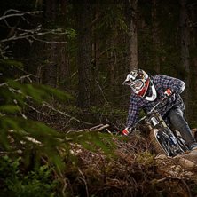 Fick l&aring;na Thomas Lundmans blixtar.

http://www.. Photo: Emrik Jansson. Rider: Philip Lundman.