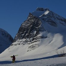 Matti Saapunki g&aring;r sista biten fr&aring;n skoterleden . Photo: tryggve tir&eacute;n.