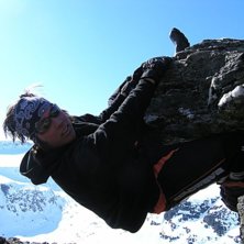 En mycket slut kille efter en topptur i brant terr. Photo: Ari Lantto. Rider: Petter Lindmark.