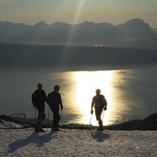 Tre kompiser p&aring; tur ned fra m&oslash;rkholla i Narvik 1. Photo: Kjertsi Lunde. Rider: Jan-Arne Pettersen, Fred Kjernli og P&aring;l-Eirik Pedersen.