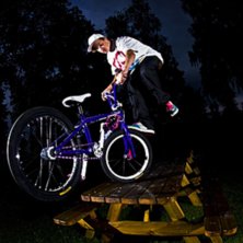 Footjam tailwhip p&aring; ett bord . Photo: Magnus Karlsson. Rider: Emil Jonsson.