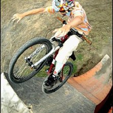 Tuck no hander upp p&aring; boxen. Photo: Niklas Sundin. Rider: Gustav Bod&eacute;n.