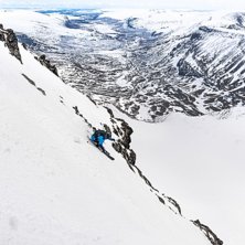 Andy Vogel laddar tar ut sv&auml;ngarna i kratern till. Photo: Axel Adolfsson.