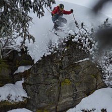 Matthias droppar i skogen i Stuben. Photo: Christoffer Aabol. Rider: Matthias Karth&auml;user.