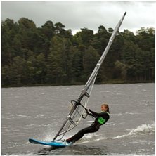 h&auml;r surfar jag i full planing p&aring; aln&auml;s ;). Photo: sofia lansburgh. Rider: sofia lansburgh.