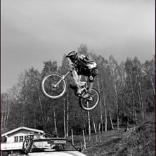 Jon smiskar racebiken &ouml;ver sj&ouml;grenfrits bil :) . Photo: Eric Westling. Rider: Jon Lindgren.