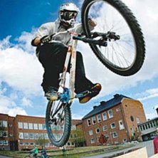 3hoppet f&ouml;r &aring;ret.. Tidningen var d&auml;r och fotade. Photo: L&auml;nstidningens fotograf Robert. Rider: Emil Moberg.
