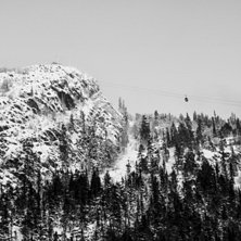 Kyrkog&aring;rdsr&auml;nnan ringlar sig ned l&auml;ngs klippv&auml;. Photo: Petter Elfsberg.