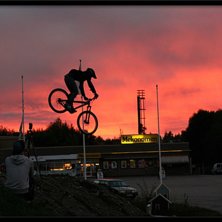 Kalle droppar fr&aring;n ett 5m tak! Va ruskigt fin bak. Photo: Eric Clark. Rider: Kalle.