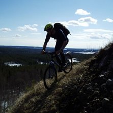 Cykling p&aring; kanten av branten.. Photo: Johan Vall. Rider: Jens H&auml;ggstr&ouml;m.