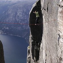 V&auml;rldens h&ouml;gsta slackline, 1000 meter &ouml;ver fjor. Photo: Fredrik Schenholm. Rider: Christian Schou.