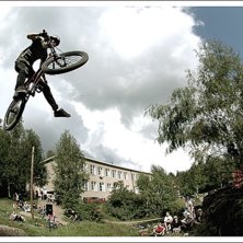 Sl&auml;pper en hand, sl&auml;pper en fot.
Under dirtt&auml;v. Photo: Peter Riiga. Rider: Morgan Larsson.
