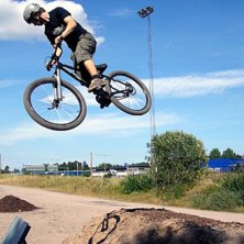 &Aring;kte nerf&ouml;r en backe och helt pl&ouml;tsligt fl&ouml;g j. Photo: Anton Maddock. Rider: Frans Nord&eacute;n.