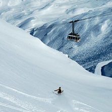 Efter en liten hajk upp p&aring; bergsryggen som skilje. Photo: Johan Berglund. Rider: Thomas Bostr&ouml;m.