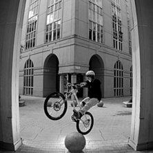 Ja.. slav blixt bakom stenen gav en r&auml;tt schysst . Photo: Simon Pont&eacute;r. Rider: Joakim Nilsson.
