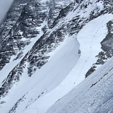 Photo: Fredrik Schenholm. Rider: 3 maj. Tomas p&aring; skidor p&aring; 7400 meter. H&auml;r &ouml;verst i bilden med fina sv&auml;ngar ner f&ouml;r nordryggen..