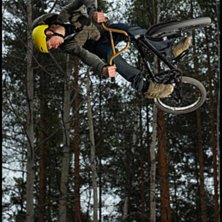 Fredrik Hedman flyger lite i kvarnbergsrampen i Fa. Photo: Emil Gustafson. Rider: Fredrik Hedman.