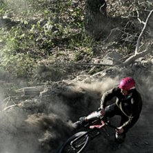 Oski &amp;quot;Downhill&amp;quot; turnar i en berm. Photo: Benjamin Johansson. Rider: Oskar Petersen.