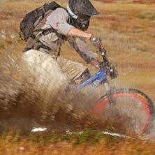 Roadtrip i Norge! Mitchell cyklar genom en vattens. Photo: Matttias Fredriksson. Rider: Mitchell Scott.