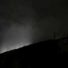 G&auml;strappet fl&auml;skar p&aring; med ruggigt ljus.. Photo: Fredrik Johansson.