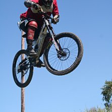 Ludde tar fart, tweakar och vinklar ner hojjen i b. Photo: Linus Hougland. Rider: Ludvig &amp;quot;Ludde&amp;quot; Roos.