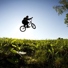 Ville ta en ball motsolsbild med &aring;karen som silue. Photo: Rasmus Viktorsson. Rider: Filip Kjellberg.