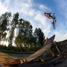 Emil i solnedg&aring;ng, drar p&aring; en 360. Photo: Anton &Ouml;stlund. Rider: Emil Gybo.