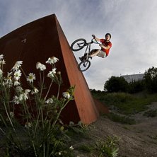 Fotad med 10.5mm och en radioutl&ouml;st blixt snett n. Photo: Mats Kahlstr&ouml;m. Rider: Henrik Kjellman.