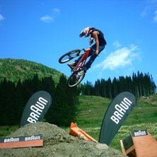 en kille som har en liten hopp session. Photo: tommy silfverblad. Rider: ok&auml;nd.