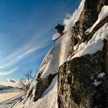 Dropper en liten klippe p&aring; Oppdal, med veldig kor. Photo: Ludvig Killingberg. Rider: Ove Nestvold.