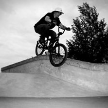Bj&ouml;rn k&ouml;r en smithgrind(?) nerf&ouml;r betongcurbet . Photo: Joakim Croy. Rider: Bjorn.