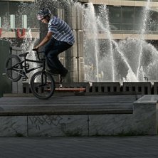 Gurra bunnar upp p&aring; en grej och drar en footjam t. Photo: Simon Berggren. Rider: Gustav Bod&eacute;n.