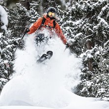 Ida L&ouml;fqvist p&aring; v&auml;g genom skogen vid Rinerhorn.. Photo: Axel Adolfsson.