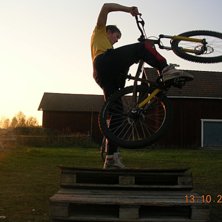 Footplant p&aring; lilla banken. Photo: Bill Lundberg. Rider: Jack Lundberg.