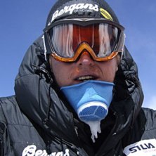 Photo: Fredrik Schenholm. Rider: 3 maj. Tomas med v&auml;rmev&auml;xlaren som v&auml;rmer upp inandingsluften. Efter att ha &aring;kt skidor fr&aring;n 7500 meter ner till Nord Colet p&aring; 7000 meter var det sk&ouml;nt att komma bort ifr&aring;n kylan och bl&aring;sten..