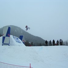 Han smoothar faktiskt landningen, sjukt fett flyg.. Photo: Johan Edenteg. Rider: Kyle Strait.