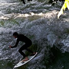 Standing wave in the city centre of Munich. Photo: David Grahn. Rider: unknown.