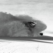 Anja Alme Gardli i fluffigt puder, skiers right om. Photo: Axel Adolfsson. Rider: Anja Alme Gardli.