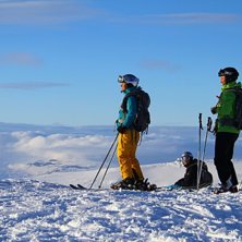 Njuter av utsikten p&aring; toppen av Vassitjocka i Apr. Photo: Andreas Bengtsson / Mountain Guide Travel.