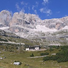 Rifugi Al cacciatore (j&auml;garen) med Brenta gruppen. Photo: P-O Ljung. Rider: Ingen.
