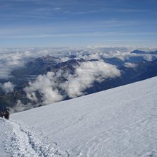 P&aring; v&auml;gen upp till toppen p&aring; Mont Blanc ca 4280m. Photo: Bergsguide - Andreas Bengtsson. Rider: Richard Liv.