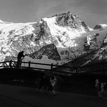 Jag st&aring;r och filmar berget i La grave, La meije, . Photo: Jakob wallin. Rider: David Kvart.