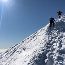 Skiers right efter liften upp.