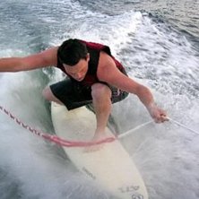 Ute p&aring; surfing bakom den allsm&auml;ktiga barkass!. Photo: Philip Rafsted. Rider: Butch.