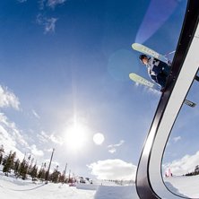 Min definition p&aring; bra skiddag: Bl&aring; himmel, slask. Photo: Emrik Jansson. Rider: Lasse Lundemo.