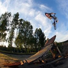 360 i solnedg&aring;ngen. Photo: Anton &Ouml;stlund. Rider: Emil Gybo.