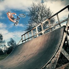 Olle sm&auml;ller av en fet eurotable.. Photo: Niklas Sundin. Rider: Olle Gunnholt.