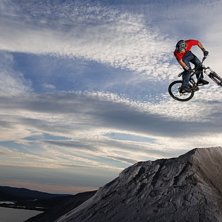 Robin g&ouml;r en stilren 360 i &Aring;re Bike Park. J&auml;vli. Photo: Mattias Fredriksson. Rider: Robin Wallner.