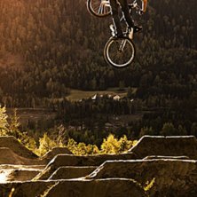 Teo v&auml;rmer upp med en liten shoulderscrub inf&ouml;r . Photo: Philip Lundman. Rider: Theo Gustavsson.