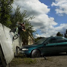 Jens wallridar en gammal bil. 
En kul bild fr&aring;n . Photo: Mats Kahlstr&ouml;m. Rider: Jens Kahlstr&ouml;m.